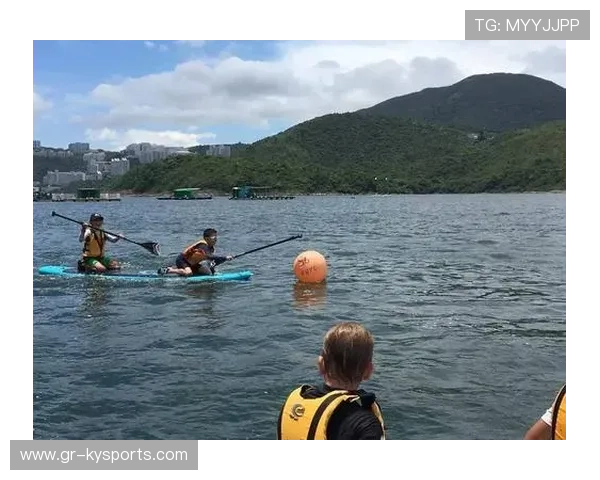 球员进球后从短裤里掏出高山族的独木舟,划舟庆祝时翻船